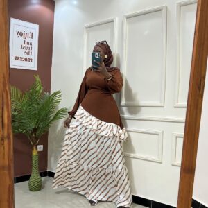 Ensemble Chocolat & Jupe Rayée
